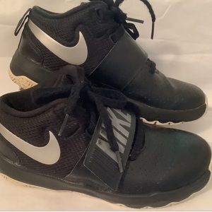 Nike Original 881942-001 Youth 2Y Sneakers Team Hustle D8 Basketball